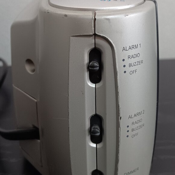 Emerson Research Dual Alarm Clock Radio - Picture 5 of 6